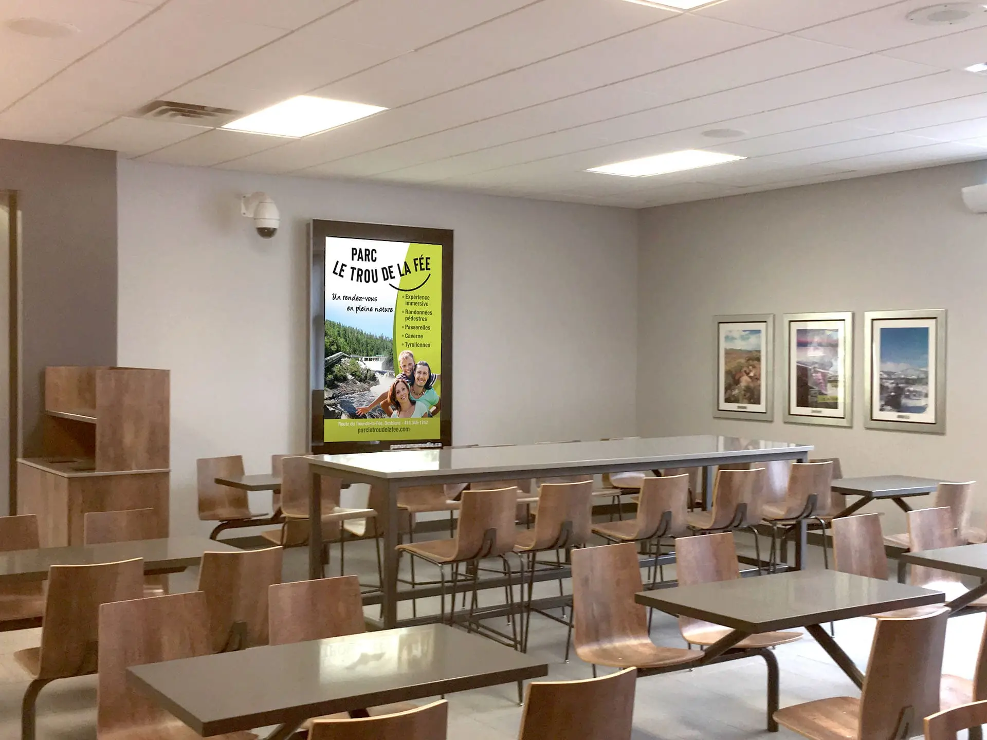 Panneau déroulant de 47''par 69'' installé dans l’aire de restauration à halte routière l’Étape - Panorama Média